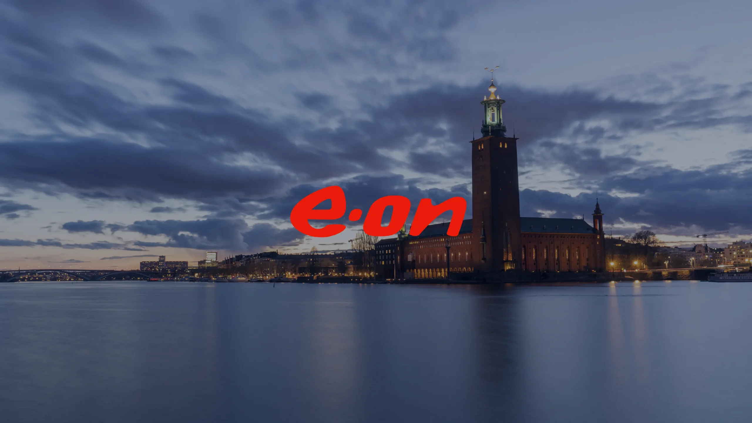 https://ips-energy.com/de/wp-content/uploads/sites/3/2025/09/stadthafen-evening-dusk-lit-tower-eon-logo.webp